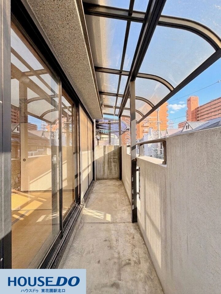 日差しがたっぷり差し込む3階バルコニー!開放的な青空の下で洗濯物がカラッと乾きます。大きな半透明の屋根が付いているため、急な雨から大切な衣類や干した布団を守れるのも嬉しいポイントです♪