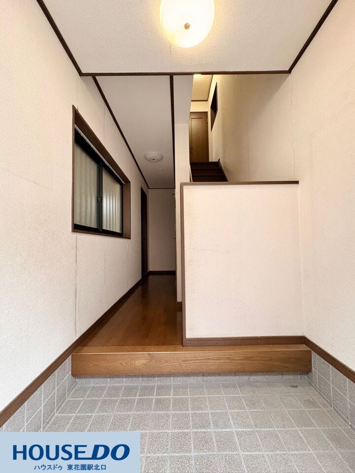 玄関を入ると、2階へとつながる階段がすぐ目の前にある間取り設計。廊下部分には小窓が設置されており、暗くなりがちな玄関まわりに自然な光を採り入れながら、心地よい風を通すことができる構造です♪