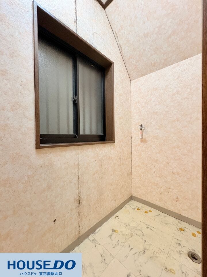 室内洗濯機置き場には、換気や調湿に役立つ窓を配置。すりガラスになっているため、外からの視線を遮りながら着替えや作業ができます!床面はサッと拭き掃除がしやすいクッションフロア仕様で、お手入れも楽々☆