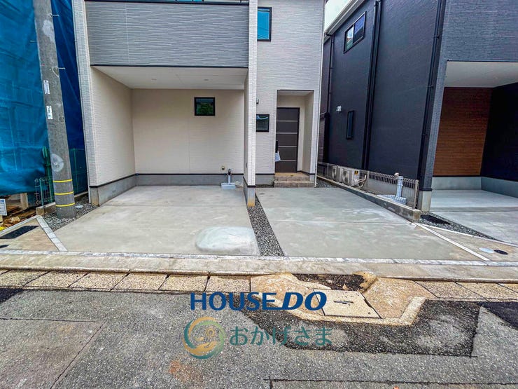 【駐車場・前面道路】
並列で駐車可能な広々としたカースペース。前面道路との高低差も少なく、スムーズに出入庫が可能です。