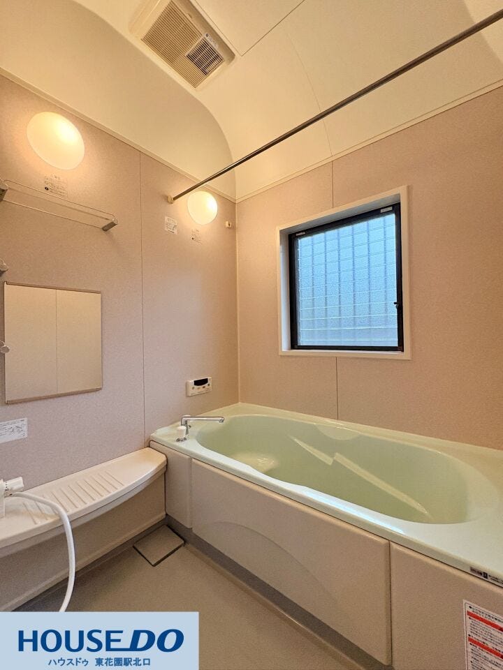 足を伸ばして1日の疲れを癒やせるゆったりとした浴槽!窓からの自然光で日中も明るく、こもりがちな湿気をスムーズに換気できます☆雨の日の衣類乾燥や、冬場の暖房に便利な浴室乾燥機も完備しています♪