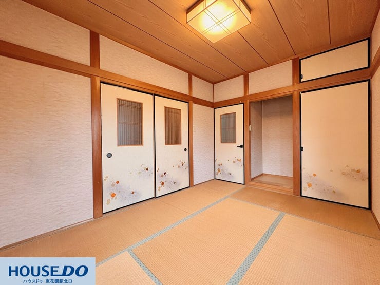 畳の香りに包まれてホッと一息つける、伝統的な意匠が美しい和室!お布団や座布団、季節の荷物をたっぷり収納できる押し入れを備えています☆格子付きのふすまが、室内を粋で落ち着いた雰囲気に演出します♪
