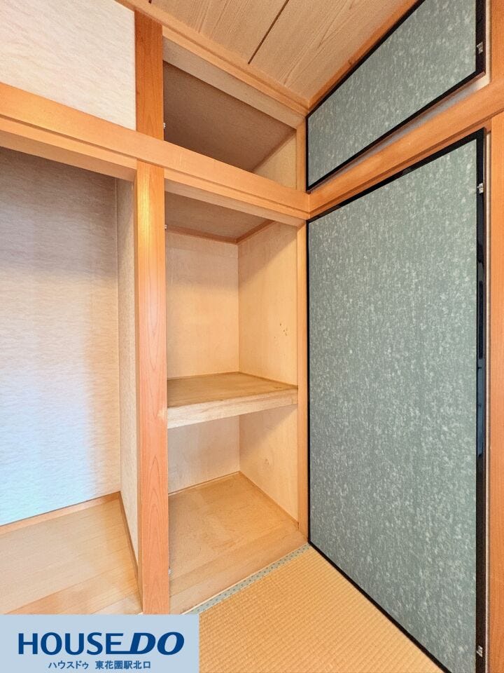 ふすまを開けると現れる、仕切り付きで使いやすい押し入れ収納!上部には天袋もあり、普段使わない季節物もしっかり収まります☆お布団の出し入れがしやすい高さに設計されており、毎日の片付けもスムーズです♪