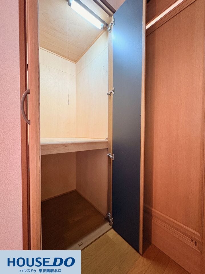 扉付きで中の荷物が見えず、すっきりとした印象を保てる廊下収納!内部は上下2段に分かれており、掃除用具や日用品のストック置き場に重宝します☆照明付きのため、奥にある物もサッと見つけて取り出せます♪