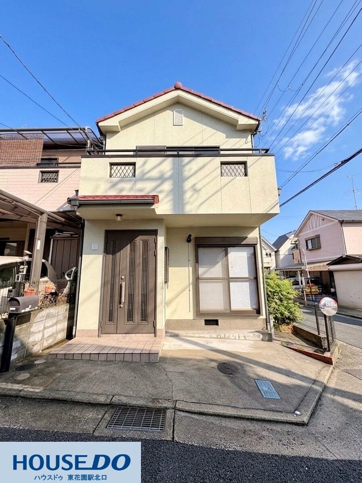 明るいクリーム色の外壁が印象的な、すっきりとした佇まいの2階建て!玄関前には自転車やミニカーなどが置けるスペースを設けています☆前面道路が見渡せるため、お車の出し入れもしやすい配置です♪