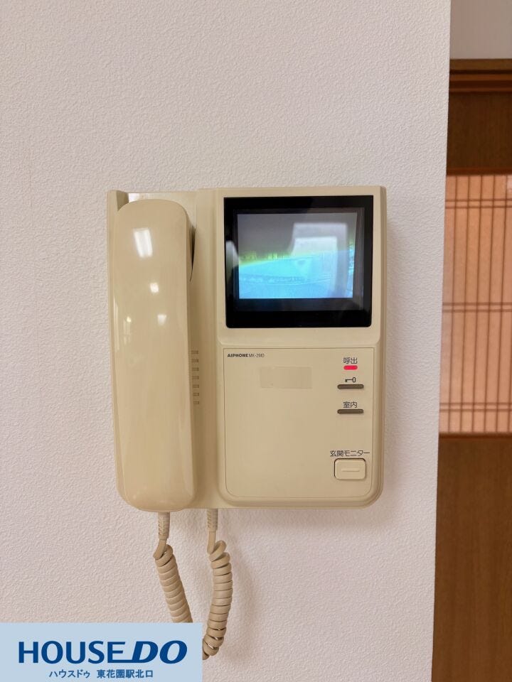 来客の顔を室内からしっかり確認できる、モニター付きのインターホンです!不用意にドアを開ける必要がないため、防犯面でも心強く過ごせます☆ボタン操作もシンプルで、誰でも扱いやすい親切設計です♪