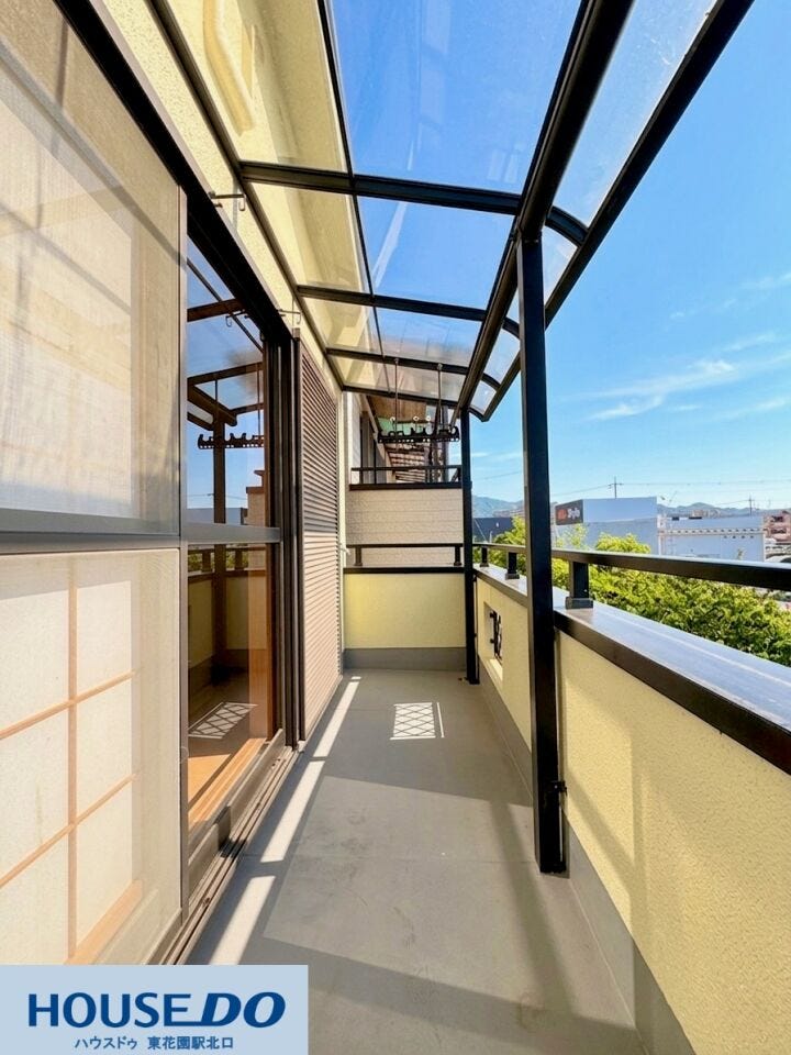 急な雨から洗濯物を守る透明なテラス屋根付きのバルコニー!天気を気にせず干したまま外出できるため、共働きの方にも便利です☆物干し金物があらかじめ設置されており、スムーズに家事をこなせます♪