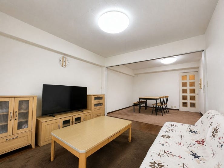 ■開放的なLDKと洋室
※掲載写真は実際の室内を撮影したもので、一部生活小物等をAI加工により補正しています。