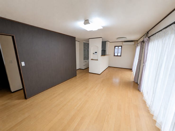 ◇お料理中も会話が弾む♪約16帖の開放的な対面式キッチン付LDK
※掲載の写真は、実際の室内写真にCG(AI)加工を施し、家具・小物を消去しています。現況の確認は現地にてお願いいたします。