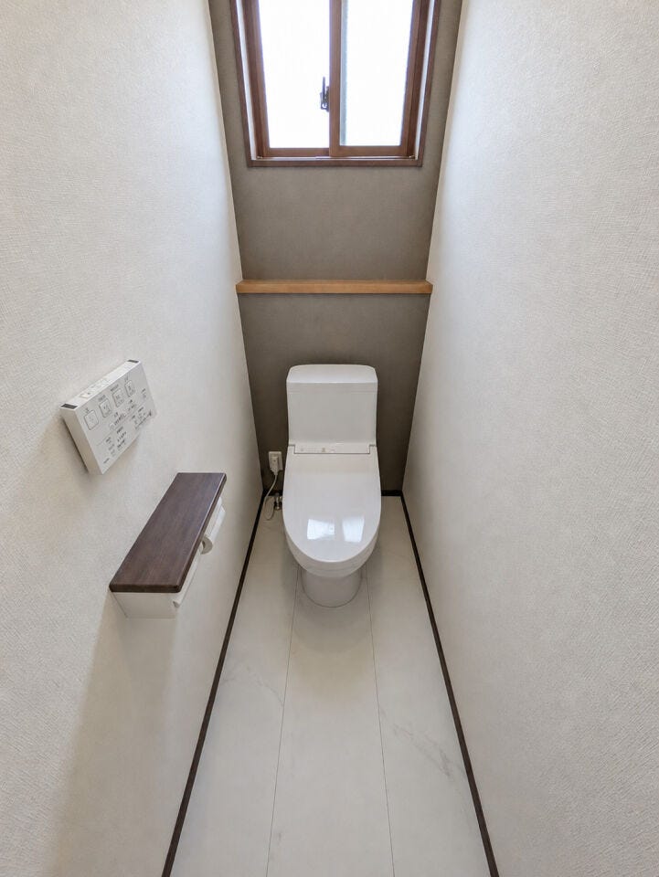 ◇毎日を快適に♪窓付き&洗浄便座でいつもクリーンに♪
※掲載の写真は、実際の室内写真にCG(AI)加工を施し、家具・小物を消去しています。現況の確認は現地にてお願いいたします。