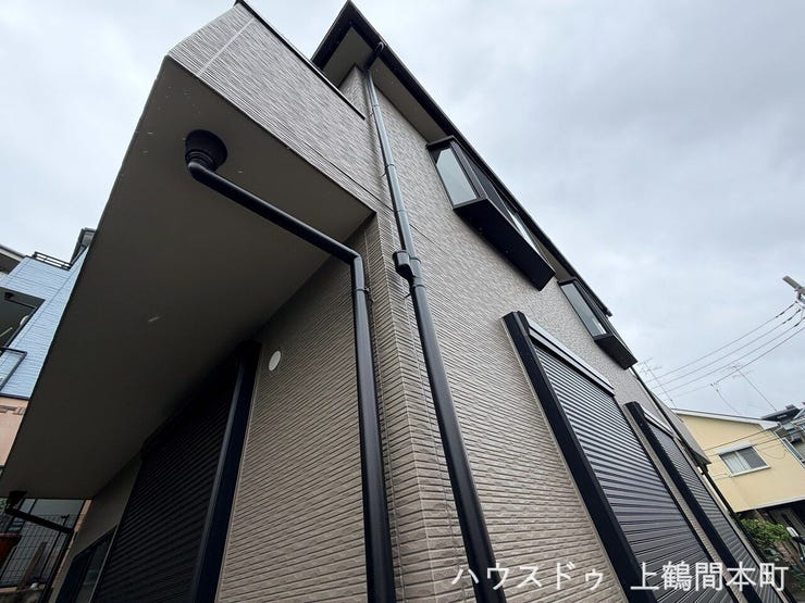 落ち着いた街並みに映える洗練された外観