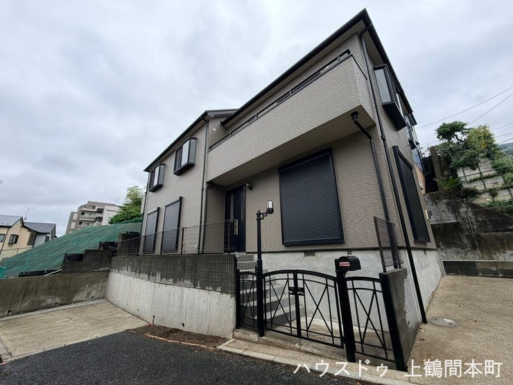 【外観】
閑静な住宅街に佇む住まい