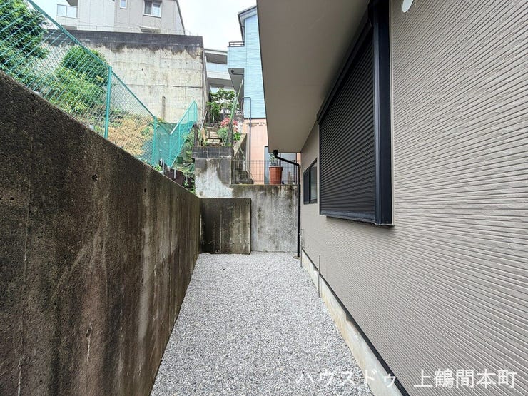 手入れのされた敷地内。砂利敷で防犯対策兼ねられています。