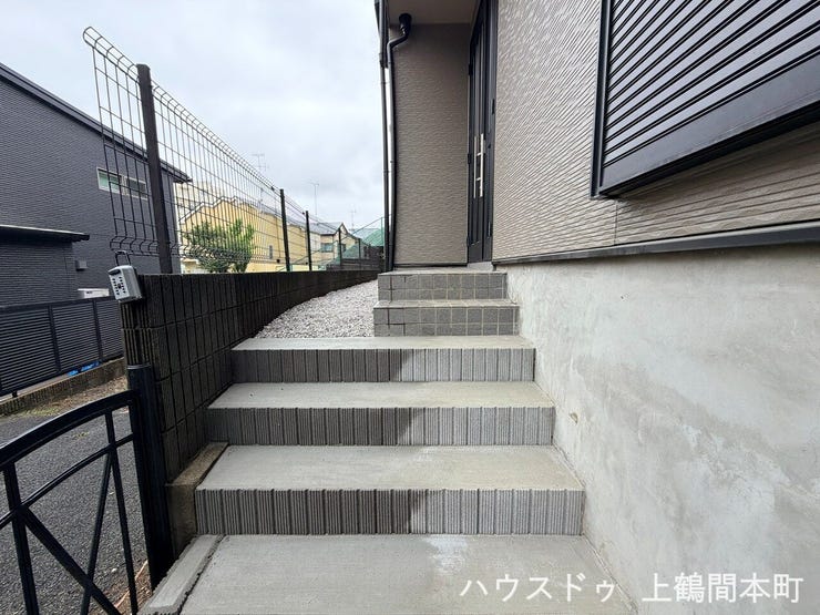 住まいの顔となる開放感あるエントランス