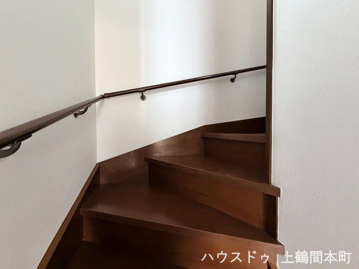 下階をつなぐ明るく快適な階段空間