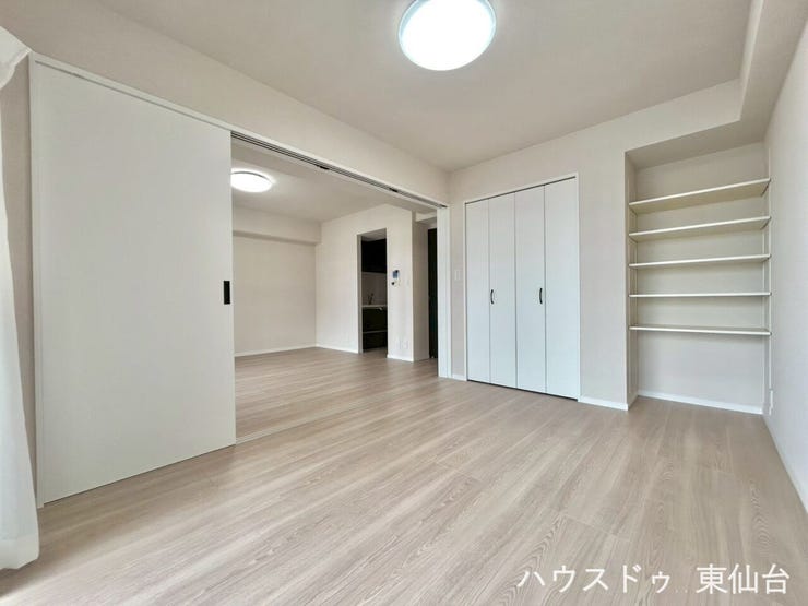 生活動線がつくりやすく、家具配置の自由度が高いお部屋。
棚付きスペースで見せる収納も楽しめます♪