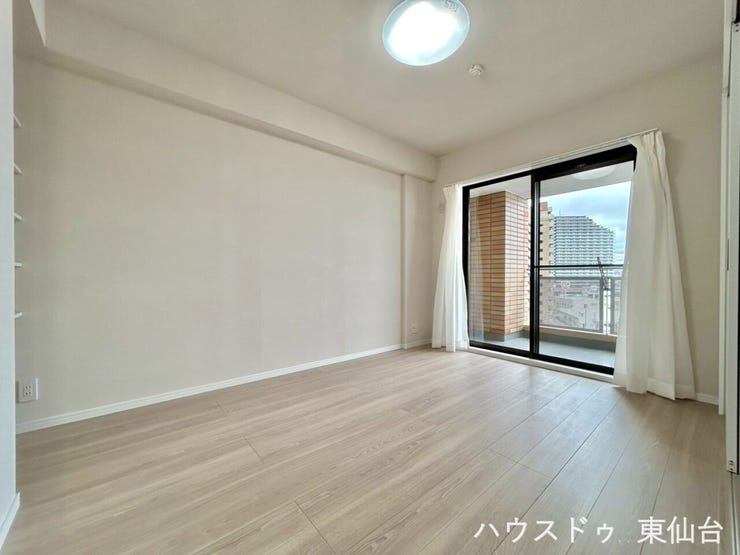 視線がバルコニーに抜ける開放感のある洋室です♪