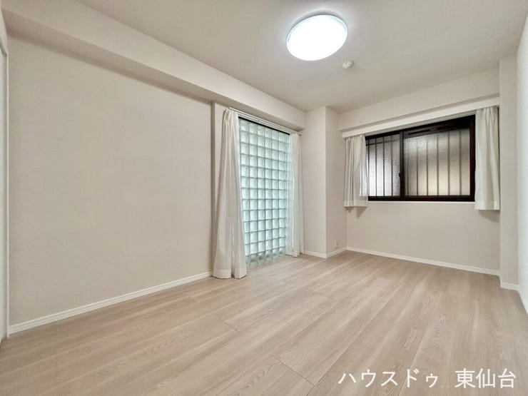角部屋ながらの窓使いがおしゃれな洋室♪優しい光がやってきます♪