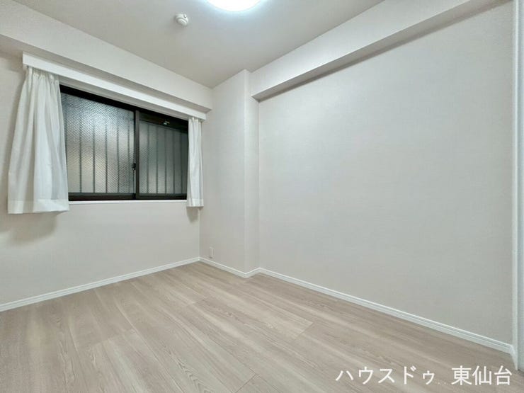 プライベートも守られる、落ち着いた雰囲気の洋室です