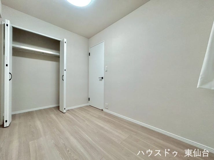 白基調の建具と壁で、どんな家具も合わせやすい空間。