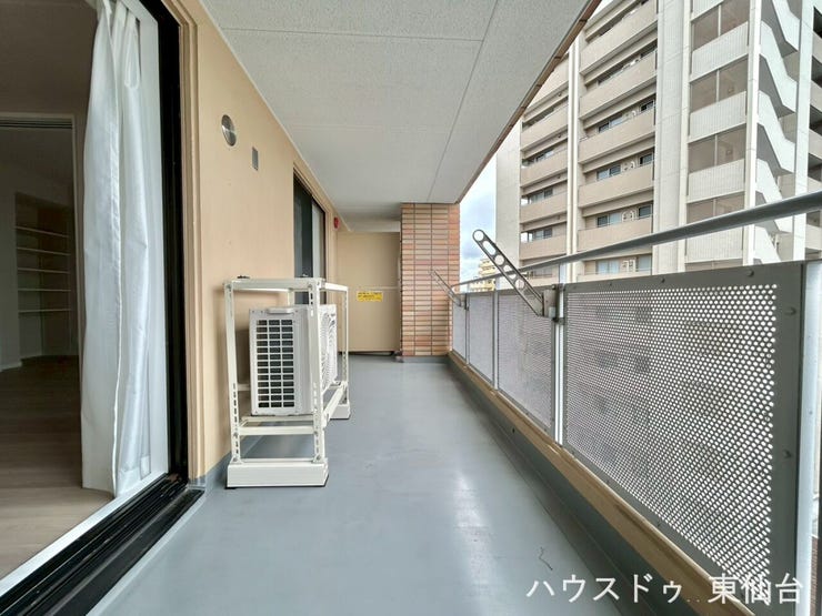 視線は遮りつつ光と風を通してくれる開放感のあるバルコニーです♪