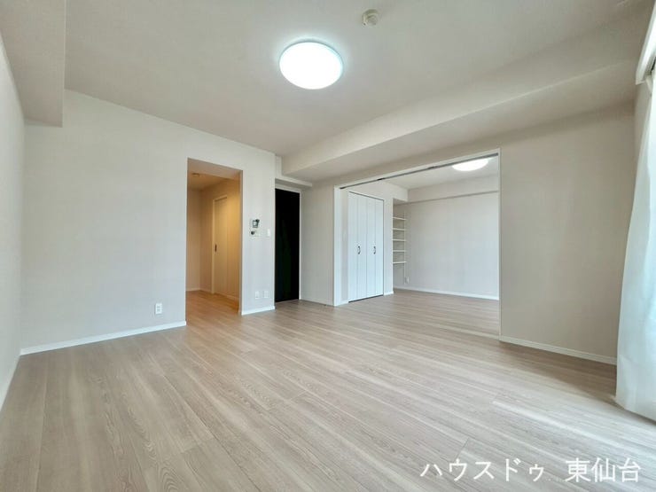 つながりを持ちながらも独立したキッチン♪生活感を隠すことができますね♪