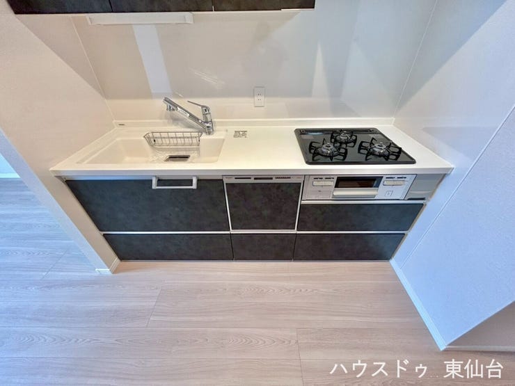 モノの出し入れがしやすいスライド式の収納を採用しています♪
3口コンロでメインとおかずとスープが一気に調理できますね♪