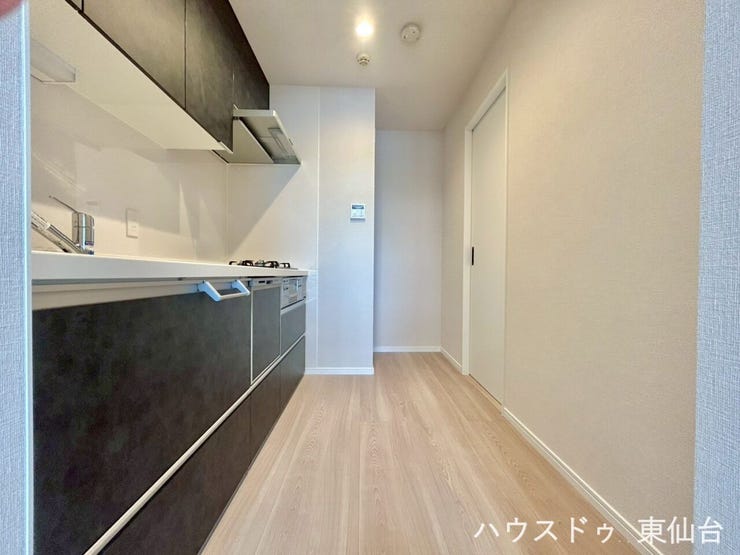 廊下につながる引き戸が技ありです♪たくさん買い物をした日にワンアクション減らせる嬉しい扉です♪