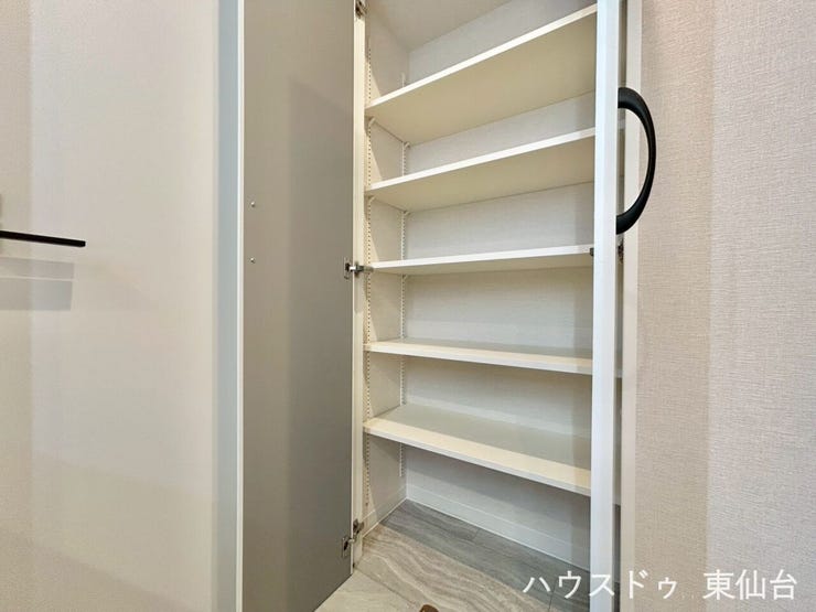 細かいものが増えがちな水回りに嬉しい収納♪扉付きですっきり隠れます♪
