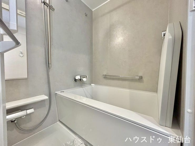 入浴以外はお洗濯物も乾かしてくれる働きもののお風呂です♪
お手入れしやすい壁面パネルで清潔を保ちやすい仕様