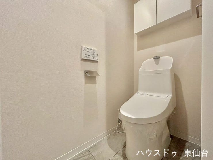 シンプルイズザベストトイレ♪もちろん温水洗浄便座付きです♪ほこりかぶりがちなトイレは扉付きの収納が嬉しいですね♪