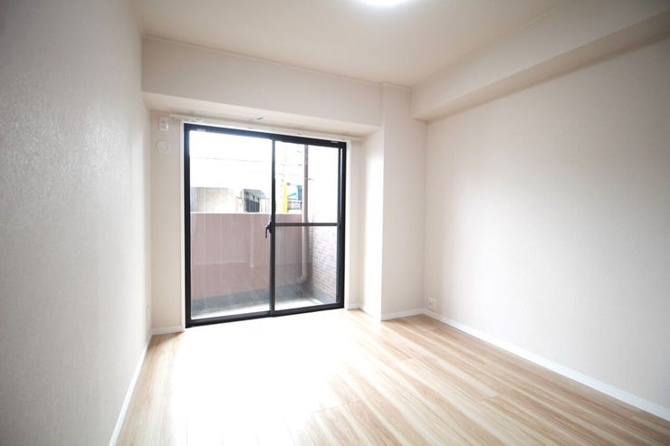 閑静な住宅街にたたずむ邸宅。たっぷりの陽当たりがあなたを包み込みます。