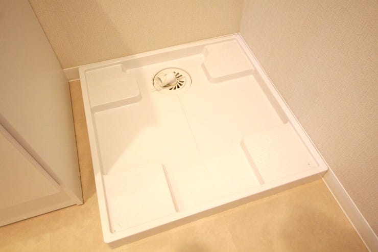 【洗濯機置場】パウダールームに設置されていて家事動線もスムーズです。