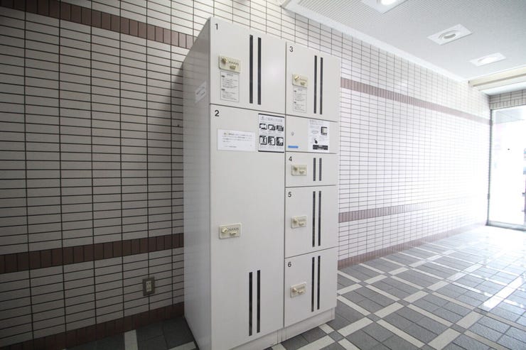 【宅配ボックス】留守中でも荷物を受け取ることができます。
