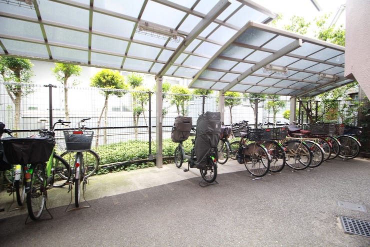 【駐輪場】広さがしっかり確保された、敷地内駐輪場。屋根付きで雨や風から守ってくれます。