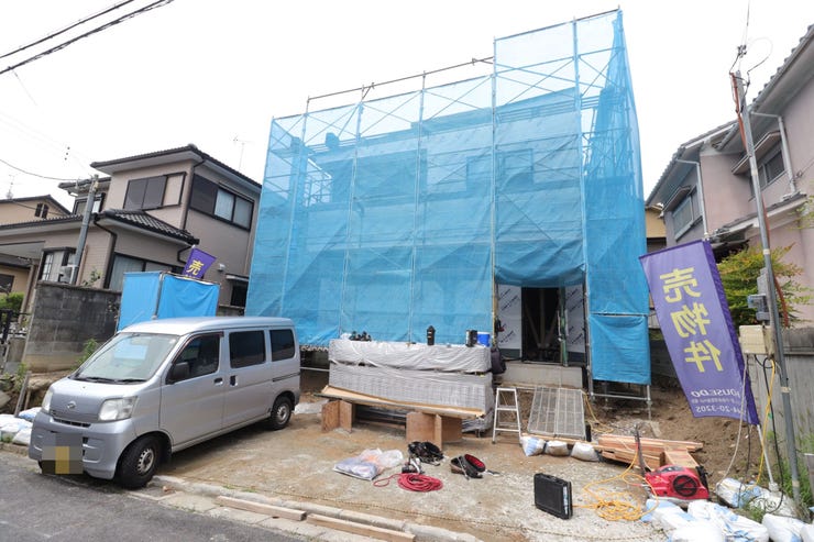 【外観】
【ハウスドゥ施工物件】土地面積54.5坪、並列で4台分の駐車スペースを確保いたします(2026年7月2日撮影)