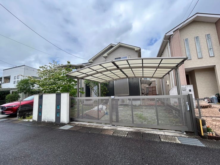 カーポート付の駐車場。2台分停められます♪
