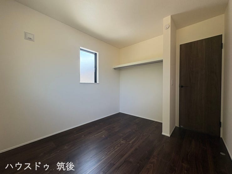 【無駄のない空間設計の4.5帖】クローゼット付きで、限られたスペースをお部屋いっぱいに広く使えます。子供部屋や書斎、ホビールームにぴったりのサイズ感。家具の配置もしやすい縦長の間取りです。