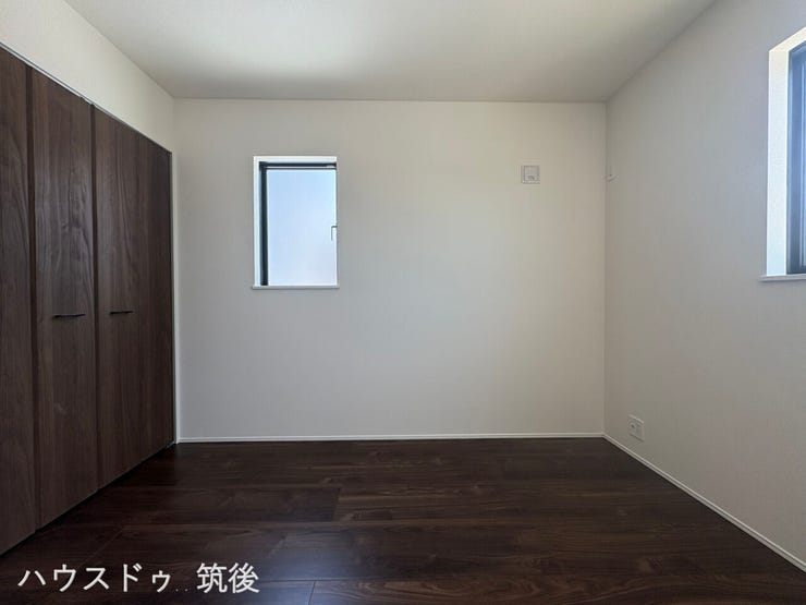 【収納付き5.25帖】折れ戸4枚分のワイドなクローゼットを完備。洋服や荷物がすっきり収まるため、お部屋を最大限広く使えます。2面採光で明るく、子供部屋や個室にぴったりの洋室です。