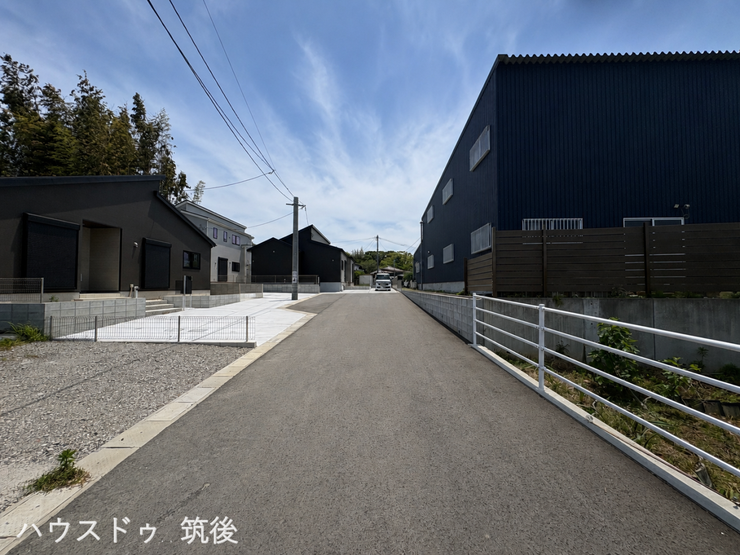 【新設された綺麗な前面道路】幅員約5.0mのゆとりある開発道路に面しています。見通しが良く、お車のすれ違いや駐車もスムーズ。綺麗に整備された街並みで、小さなお子様がいるご家族も安心の住環境です。