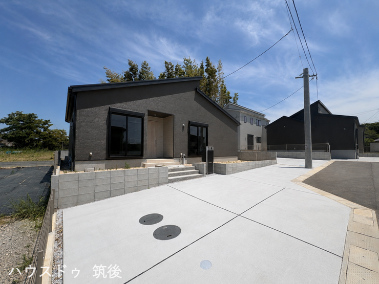 【ゆとりのカースペースを確保した平屋】綺麗に整備された広々コンクリート敷きの駐車場。並列駐車が可能で、毎日の車の出し入れやゲストの来訪時にも大活躍します。