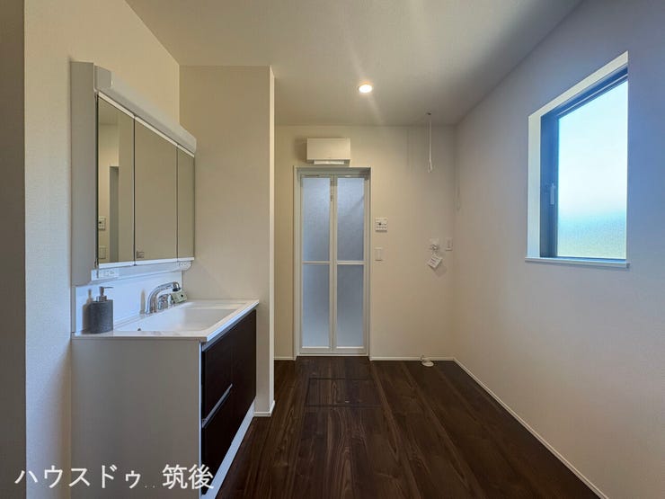 【明るい光と風が通る洗面所】壁面に大きめの窓を設けることで、自然光が差し込む明るいサニタリー空間に。湿気がこもりがちな脱衣所でも、しっかり換気が行えるため、毎日衛生的に心地よく使えます。