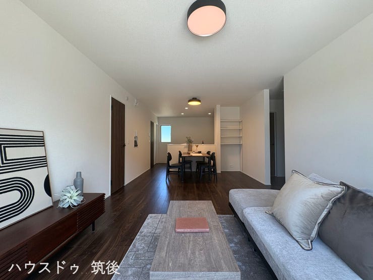 【家族との会話が弾むリビング】料理中も家族を見守れる対面型キッチンへと続くLDKです。リビングの一角には便利な固定・可動棚(収納スペース)も完備。すっきりとした空間を保ちやすい設計です。