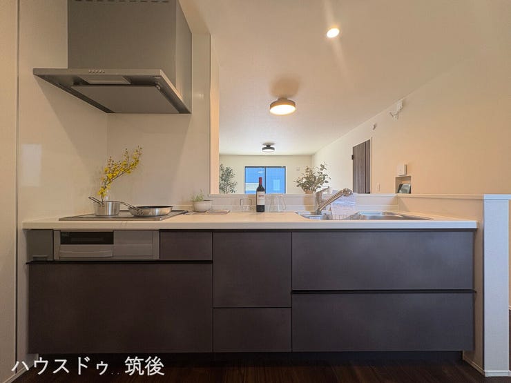 【子育て世帯にも嬉しい見守り動線】キッチン正面に遮るものがないため、リビングで遊ぶ小さなお子様の様子をいつでも確認できて安心です。配膳や片付けもしやすい、効率的な家事動線を実現しています。