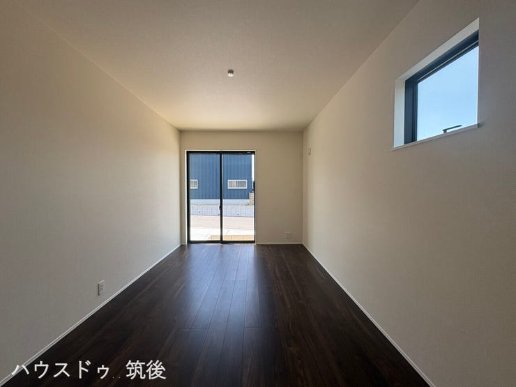 【家具配置のしやすい7.5帖の洋室】主寝室にぴったりの広さで、ベッドを置いてもゆったり過ごせます。開放的な大きな窓に加え、高所に小窓を設けた2面採光設計。実際の陽当りなどは現地でご覧ください。