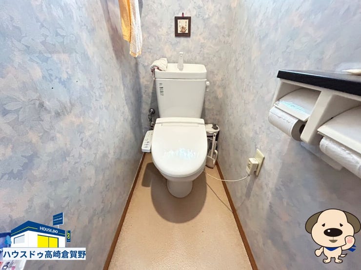 淡い色合いの壁紙がやさしい雰囲気を演出するトイレ空間。