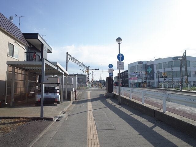 歩道が整備された平坦な前面道路で、車や徒歩の移動も安心。国道まで260m、青森駅まで720mと利便性の高い立地です。