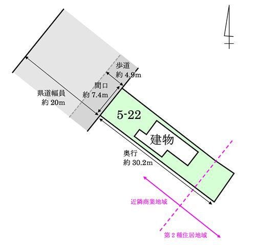 奥行きのある敷地で、建物裏には庭スペースがあります。リビング掃き出し窓から出入りでき、天気の良い日は外飲みやアウトドア気分を気軽に満喫できます。