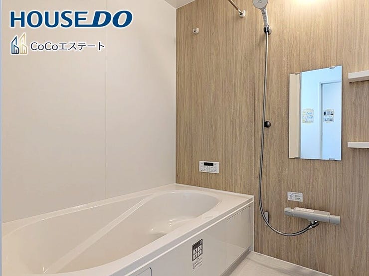 □■ユニットバス■□
足を伸ばして寛げる浴槽♪
浴槽にゆとりがあり、ゆったりと入浴できます。
洗い場も広いので、お子様と一緒に快適に入浴できますね。