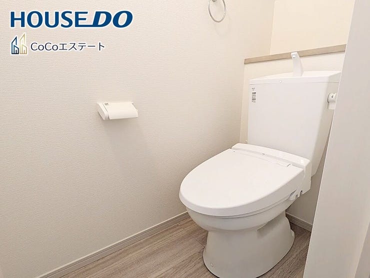 □■トイレ■□
温水洗浄便座付きトイレ♪
冬場や冷え込む時期にもお尻を温かく快適に保ちます。
また、汚れにくく掃除しやすい設備です。